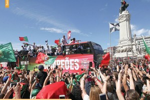 ما هو تعليقك على هذه الصورة؟... استقبال الأبطال لنجوم البرتغال