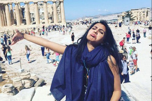 لماذا قضت 'عروس' باكستانية شهر العسل بمفردها في اليونان؟