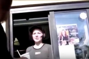  كيف تصرفت موظفة بماكدونالدز مع مزاح شابين؟