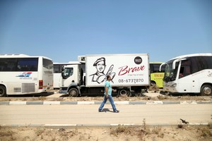 فتح معبر حدودي للبضائع بين قطاع غزة وإسرائيل للمرة الأولى منذ تسع سنوات