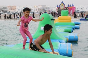 بالصور... اطفال يلعبون في ساحل المالكية مع ارتفاع درجات الحرارة