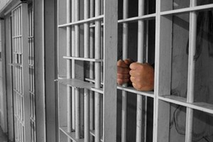 سجين أندونيسي يتحجب ويتبرج للفرار من السجن 