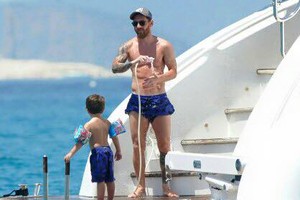 بالصور.. ميسي يستمتع بعطلته بهدوء في جزر ايبيزا