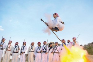 رقصة «النار» في السعودية.. الرجال تعانق «السماء»