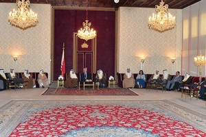 ولي العهد يرحب برواد مجلسه الأسبوعي