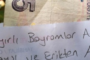 قطف فاكهة لزوجته الحامل من بستان ووضع قيمتها على الشجرة.. فماذا قال له المزارع بعد أن عثر عليه؟