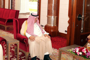 العاهل يستقبل شيخ شمل قبيلة بني خالد... ويشيد بما يجمع أبناء البحرين والسعودية من وشائج القربى