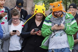 بالصور... حمى لعبة 'بوكيمون غو' تجتاح العالم 