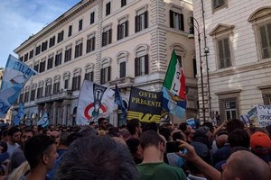 مشجعو لاتسيو الايطالي يتظاهرون ضد رئيس النادي