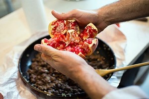 تناول الرمان بكثرة للحفاظ على شبابك