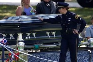 تشييع شرطيين قتلا الاسبوع الماضي في دالاس بأميركا