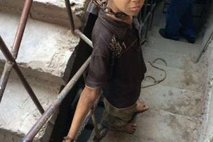 مصر: القبض على أب كبّل ابنه بسلاسل وأقفال أكثر من شهر