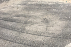 أهالي مجمع 733 بسند يشكون وجود عدد من الحفر في أحد الشوارع