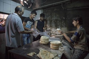 أول قافلة مساعدات منذ يونيو تدخل حياً محاصرا في حمص