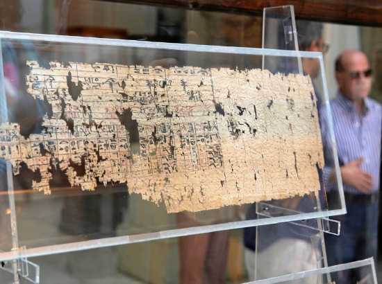 بردية الملك «خوفو» أثناء عرضها - reuters