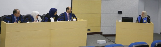 الباحثة العنود العنزي خلال المناقشة