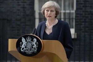 رئيسة وزراء بريطانيا تبحث الخروج من الاتحاد الأوروبي خلال زيارة لاسكتلندا