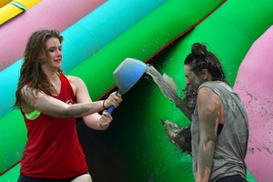 بالصور: مهرجان الطين... الأغرب حول العالم