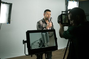 أحمد معز يعيد تصوير أغنية 'البنت العربية'!