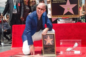 مغني الراب بيتبول يدشن نجمته على رصيف الفن في هوليوود 