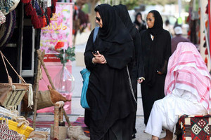 سائحات سعوديات يتعرضن للاستدراج والابتزاز