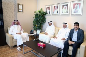 صقر بن سلمان والحاج يبحثان سبل تطوير العمل الإداري والمنشآت بمركز شباب الشاخورة