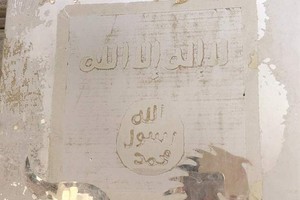 الكويت: ملصقات «داعش» على جدار سوق شعبي في الفحيحيل