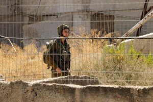 قوات إسرائيلية تعتقل فلسطينياً في القدس بزعم حيازته عبوة ناسفة