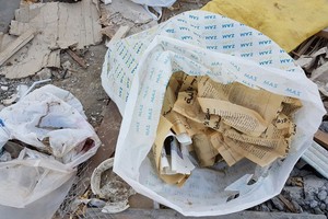 بالصور ... أهالي جبلة حبشي يشكون تدني مستوى النظافة بالقرية ويطالبون بإزالة الأنقاض والسيارات المهجورة