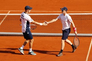 بريطانيا تتقدم على صربيا في دور الثمانية لكأس ديفيز للتنس