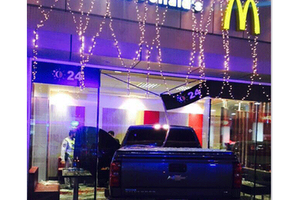 الامارات..وفيات في اقتحام سيارة لمطعم بعجمان