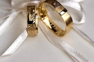 زوجات يكسرن التابو الاجتماعي بالخطوبة لأزواجهن