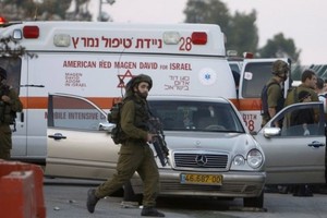 طعن جنديين اسرائيليين قرب الخليل واصابة المهاجم الفلسطيني بالرصاص