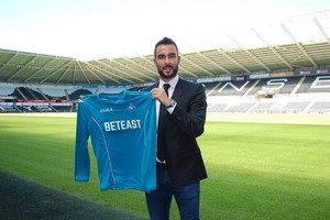 سوانسي يعزز صفوفه بالحارس الأسترالي بيريغيتي