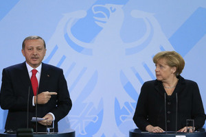 ميركل تطالب أردوغان باحترام دولة القانون