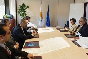 وزير الخارجية يستعرض مع نظيره القبرصي علاقات التعاون بين البلدين