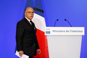 وزير الداخلية الفرنسي يدعو مواطنيه للانضمام إلى جهاز الشرطة