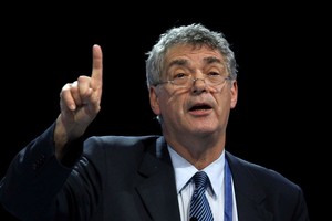 فيار ثالث مرشح لرئاسة الاتحاد الأوروبي لكرة القدم