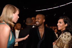 'كارداشيان' تؤجج الحرب بين زوجها و'تايلور سويفت'