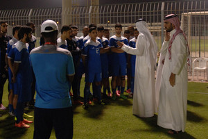 بالصور... علي بن خليفة يزور تدريبات المنتخب قبل المغادرة لبطولة 'كوتيف'