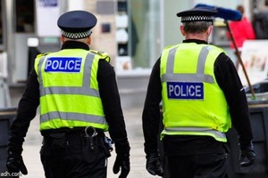 سكاي نيوز: طعن شرطي وشخصين آخرين في منتزه هايد بارك في لندن 