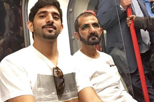 بالفيديو... حاكم دبي محمد بن راشد ونجله في مترو لندن