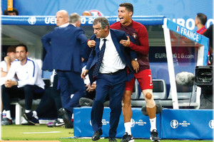 سوالف رياضية... هل استحق سانتوس تجديد عقده مع منتخب البرتغال؟