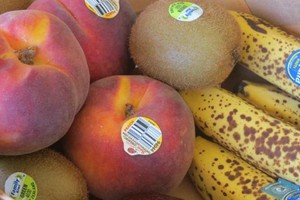 ما معنى الملصقات الموجودة على الخضار والفاكهة؟