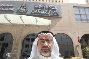 مواطن يعتصم مع عائلته أمام 'الإسكان' للمطالبة بوحدة سكنية