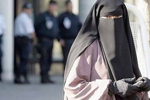 ضبط شاب بـ«زي نسائي» حاول دخول «قاعة نساء» بالأحساء