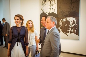 بالصور... الأميرة إيمان أيقونة جديدة في عالم الموضة كوالدتها الملكة رانيا 