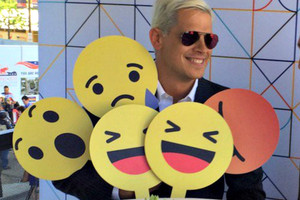 تويتر يغلق حساب صحافي أميركي محافظ شن حملة على ممثلة سمراء