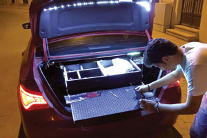 سعوديون يطلقون سيارة لإصلاح الهواتف في جدة