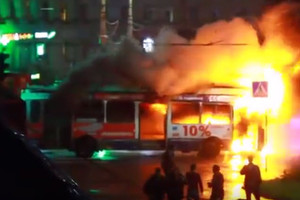 بالفيديو... البرق يتسبب بحريق هائل في حافلة ركاب غرب روسيا